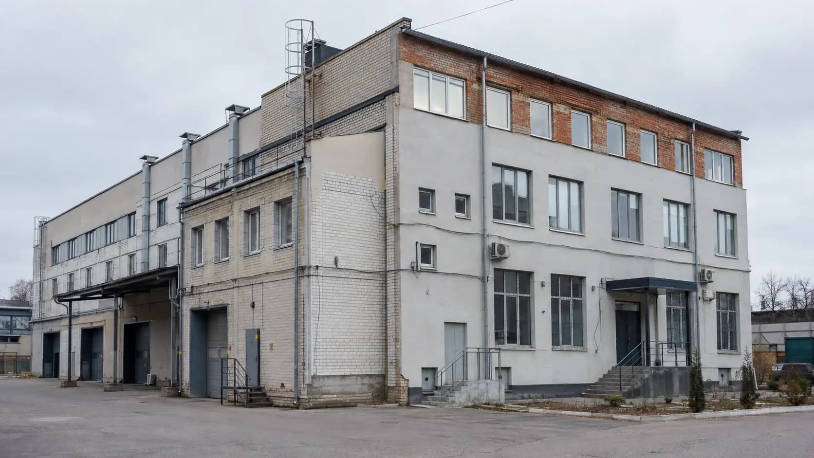 Фасад існуючої будівлі зі складною геометрією перед реконструкцією